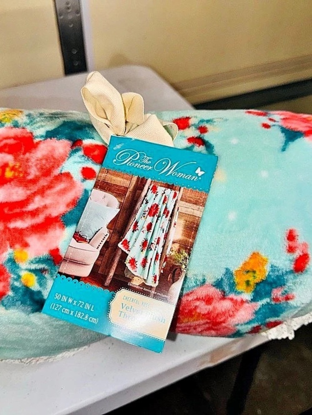 The Pioneer Woman Cheerful Rose Velvet Plush Throw brand new